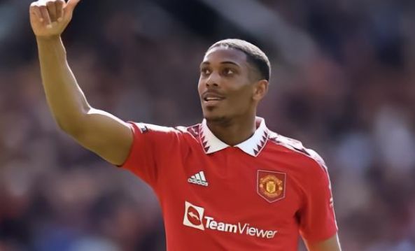 足球中脱颖 足球中脱颖